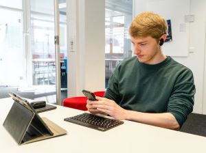 ablet, Handy, Musik hören - alles parallel. So sieht der heutige Alltag bei vielen Menschen aus.  Quelle: Hochschule Biberach