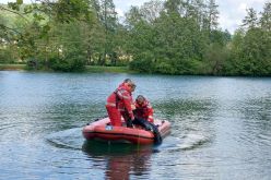 Gemeinsam mit der Wasserwacht zeigen die Projektbeteiligten am Baggersee in Hersbruck, wie das KI-System in realen Einsatzsituationen funktioniert: Die Einsatzkräfte bergen eine Sonarübungspuppe.  Quelle: Doris Keßler