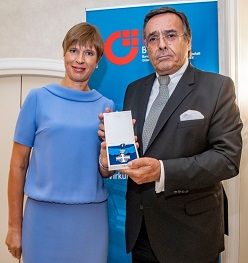 Estlands Präsidentin Kersti Kaljulaid und Prof. Dr. h.c. Mario Ohoven mit dem Orden des Marienland-Kreuzes.  