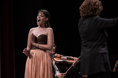 Regula Mühlemann beim Intonieren der Königin der Nacht Arie Der Hölle Rache kocht in meinem Herzen aus der Zauberflöte