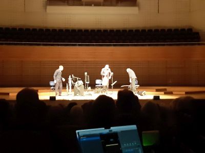 Das Anouar Brahem Trio beim Schlussapplaus 