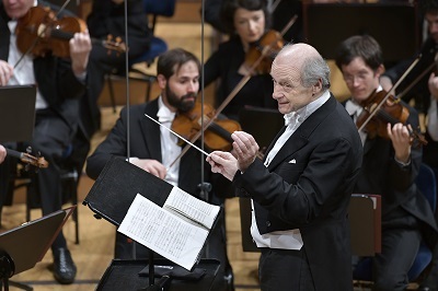 Iván Fischer kann sich ein veschmitztes Grinsen nicht verkneifen Foto Peter Fischli