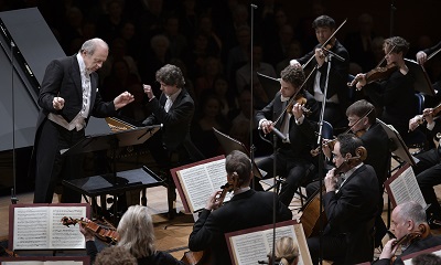 Iván Fischer korrespondiert mit dem Solisten Foto Peter Fischli