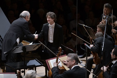 Iván Fischer lbedankt sich beim Solisten Foto Peter Fischli