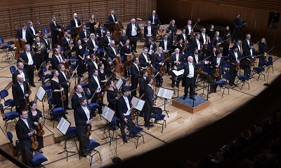 Iván Fischer und das Orchester geniessen ven verdienten Schlussapplaus Foto Peter Fischli