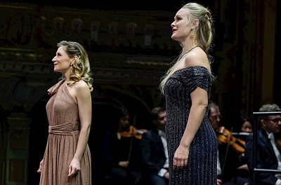 Sabine Devieilhe als Lakmé und Siena Licht Miller als Mallika beim berühmten Blumenduett