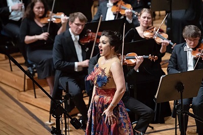 Sopransistin Olga Peretyatko und das Luzerner Sinfonieorchester begeistern im KKL Foto Boris Bürgisser
