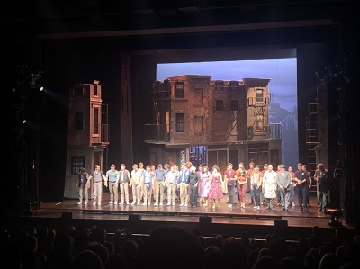West Side Story die Akteurinnen beim Schlussapplaus Foto Fleur Fuchs