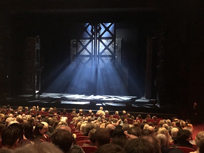 West Side Story die Besucher warten gespannt auf den Beginn Foto Fleur Fuchs