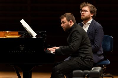 Anton Gerzenberg hochkonzentriert beim Rachmaninov