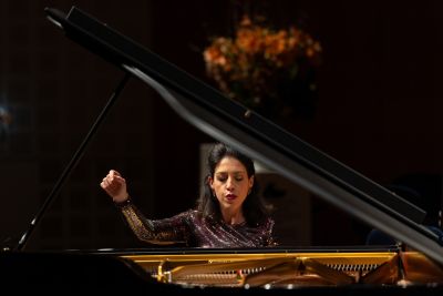 Beatrice Rana höchst engagiert am Piano