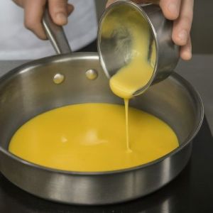 Da entsteht eine schön sämige Sauce hollandaise