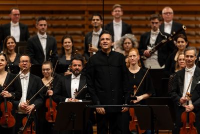 Dirigent Michael Sanderling und sein Luzerner Sinfonieorchster geniessen den Applaus