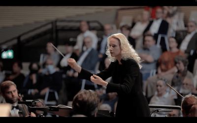 Dirigentin Lena-Lisa Wüstendörfer hoch konzentriert