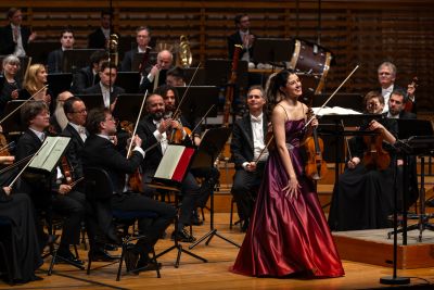 Die  Violinistin María Dueñas  bedankt sich für der Applaus Foto Philipp Schmidli