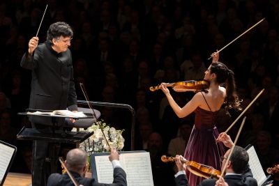 Dirigent Michael Sanderling und die spanische Violinistin María Dueñas Foto Philipp Schmidli