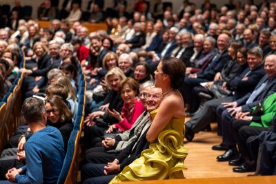 Regula Mühlemann schreitet singend durchs Publikum Foto Philipp Schmidli