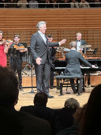 Thomas Hampson bedankt sich bei seinen Mitmusikern