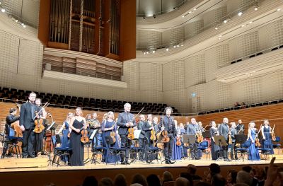 Die Ausführenden freuen sich über dan langen Schlussapplaus 
