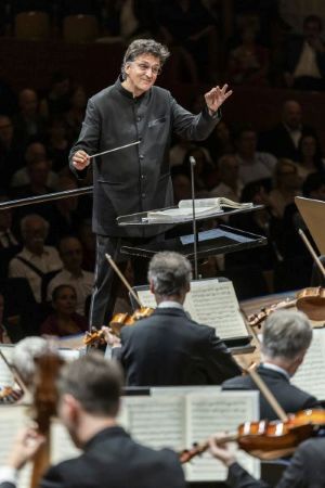 Dirigent Michael Sanderling gibt klare Anweisungen 