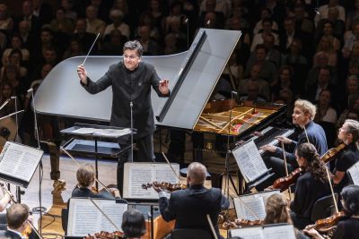 Dirigent, Solist und Orchester hochkonzentriert