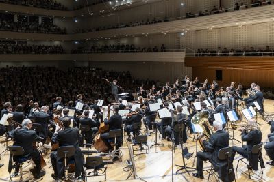 Dirigent und Orchester hoch konzentriert