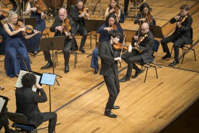 Konzertimpression von Grzegorz Wlodarczyk Solist Inmo Yang in Aktion 