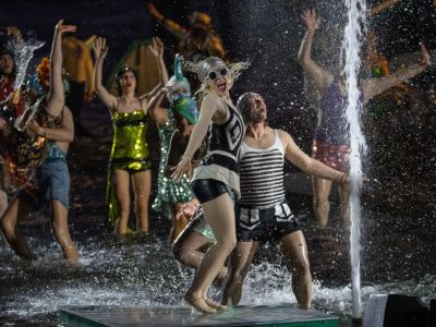 La Traviata in der Inszenierung von Damiano Michieletto ein wahrlich rauschendes Fest Foto  Bregenzer Festspiele  Daniel Ammann
