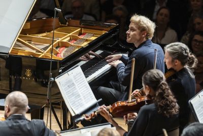 Solist Alexander Malofeev bedankt sich für die Ovationen