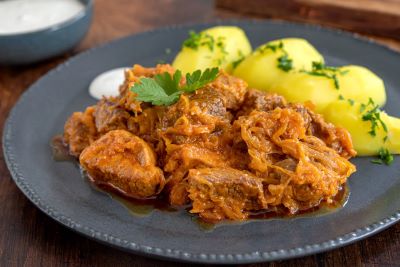 Szegediner Goulasch mit Petersilienkartoffeln