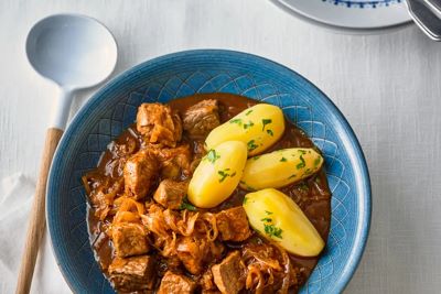 Szegediner Goulasch mit Salzkartoffeln