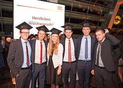 Gruppenbild mit Dame und Absolventenhüten. Glückliche Jungakademikerinnen und -akademiker feierten ihre Abschlüsse auf der Absolventenfeier des Fachbereichs Wirtschaft der Hochschule Bochum. Foto: Rüdiger Kurtz