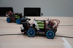 Selbstgebaute Modellfahrzeuge veranschaulichen die innovative Idee des Bayreuther Teams, autonomes Fahren und ein Blockchain-basiertes Vergütungssystem zu kombinieren. Foto: Enes Kucevic.