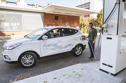 An der «Tankstelle der Zukunft» können Besucherinnen und Besucher des Auto-Salons in Genf die Betankung eines Hyundai ix35 Fuell Cell mit Wasserstoff ausprobieren.  Empa