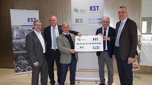 Bei der Unterzeichnung der Kooperationsvereinbarung zwischen der Hochschule Kaiserslautern und der KST Motorenversuch GmbH u. Co. KG  KST Motorenversuch GmbH u. Co. KG