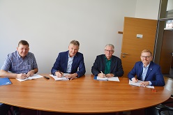 (v.l.) Jörg Lüken (Geschäftsführer des Akademischen Förderungswerks), Hochschulpräsident Prof. Dr. Jürgen Bock, Thomas Friedhoff (Leiter des Olympiastützpunktes Westfalen) und Dr. Christoph Fischer (Generalsekretär  des Allgemeinen Deutschen Hochschulsportverbandes) unterzeichnen den Kooperationsvertrag