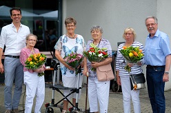 Patientin „der ersten Stunde“: Im Rahmen der Jubiläumsfeier des KfH-Nierenzentrums Bochum-Mitte überreichte der Nierenspezialist Volker Klüsener der KfH-Patientin Helga Dönig einen Blumenstrauß. Fast von Anfang an dabei sind auch die Patientinnen Monika Schamel, Irmgard Czerner und Christine Dahlbeck.  V.l.n.r.: Prof. Dr. Dirk Bokemeyer, Monika Schamell, Christine Dahlbeck, Irmgard Czerner, Helga Dönig, Volker Klüsener. Foto: KfH)   