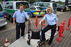 Polizeihauptkommissar Roland Deckenhoff und Polizeihauptkommissarin Sonja Pöpping von der polizeilichen Verkehrsunfallprävention zeigen, wie's geht.