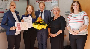 Zonta-Präsidentin Dr. Doris Kohlmann-Viand freute sich gemeinsam mit Preisträgerin Annika Licher, Wirtschaftsdekan Prof. Dr. Dieter Rüth, Zonta-Vizepräsidentin Dr. Karoline Friemann und Hochschulmitarbeiterin Heidemarie Türksch über die Verleihung des Jane M. Klausman Awards 2018. Bild: Tobias Weißgerber