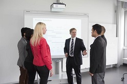 Prof. Dr. Oliver Serfling im Austausch mit Studierenden des jüngst ausgezeichneten Masterstudiengangs der Hochschule Rhein-Waal.  © Hochschule Rhein-Waal