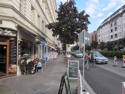 Cafés und Geschäfte am Kottbusser Damm in Berlin-Kreuzberg: Nur 7 Prozent der Kundinnen und Kunden kommen mit dem Auto.  Dirk von Schneidemesser