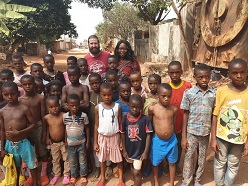 Chisom Nwabufo und ihr Mann mit Straßenkindern in Nigeria  Eruisaku Stiftung