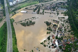 Heftiger Dauerregen kann Überschwemmungen und Hochwasser zur Folge haben.  (c) mb67 - stock.adobe.com