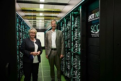 Ministerin Theresia Bauer und Vizepräsident Oliver Kraft bei der Einweihung des Supercomputers HoreKa am KIT. (Foto: Riccardo Prevete, KIT).  Riccardo Prevete, KIT