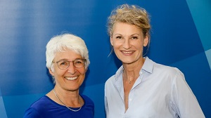 Olympiasiegerin und Weltmeisterin im Hochsprung Heike Henkel (r.) ist neue Osteopathie-Botschafterin. VOD-Vorsitzende Prof. Marina Fuhrmann (l.) freut sich über diese Kooperation.