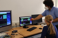 Teilnehmerin Sophie Meschalkin und Doktorand Amir Jahanian Najafabadi bei der Messung und dem Training der Atmung mithilfe von Neuro-Biofeedback  Jacobs University