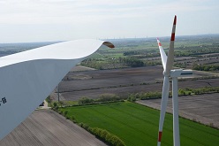 Über die Rotorblätter von Windenergieanlagen soll Wasser in die Atmosphäre gebracht werden, wo es in Form von Wassertröpfchen oder Wasserdampf vom Wind verteilt wird.  Kristof Gatermann