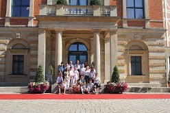 Die Schüler vor dem Richard-Wagner-Festspielhaus.