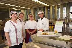 v.l.n.r.) Sylvia Hähnel (Leitende Diätassistentin), Anne-Katrin Herrmann (Leiterin Hostessendienst / Diät- und Ernährungsberatung), Andrea Döhrer (Küchenleiterin), Annegret Körner (Betriebsleiterin)  Foto: Uniklinikum Dresden / Holger Ostermeyer