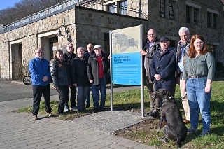 Neue Tafel informiert über historische Bedeutung der ehemaligen Zeche Gibraltar (v.l.) Peter Borgmann (stellv. Bezirksbürgermeister), Gaby Korn (BV Bochum-Süd), Dirk Clemens (Freizeitgesellschaft Metropole Ruhr), Michael Niggemann (VVN-BDA), Thomas Krahforst (Freizeitgesellschaft Metropole Ruhr), Helmut Breitkopf (Bezirksbürgermeister), Dr. Kai Rawe (Leiter des Stadtarchivs), Gerold Stäblein (BV Bochum-Süd), Volker Hauser (stellv. Bezirksbürgermeister), Clara Padberg, (BV Bochum-Süd).   